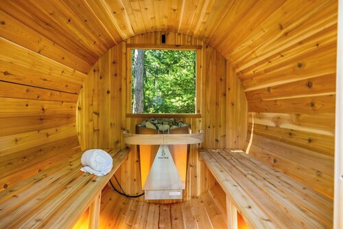 The Wolff Den | Private 10 Acres + Hot Tub & Sauna