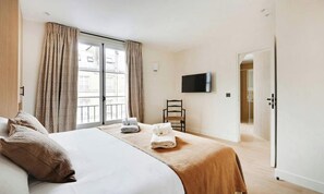 Room - COMBINING REFINED PARISIAN CHARACTER WITH CONTEMPORARY COMFORT – SAINT GERMAIN (Paris)