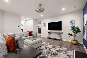 Living area - Five Bedroom Home with Great Amenities in West OC (Berlin)