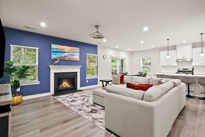 Living area - Five Bedroom Home with Great Amenities in West OC (Berlin)