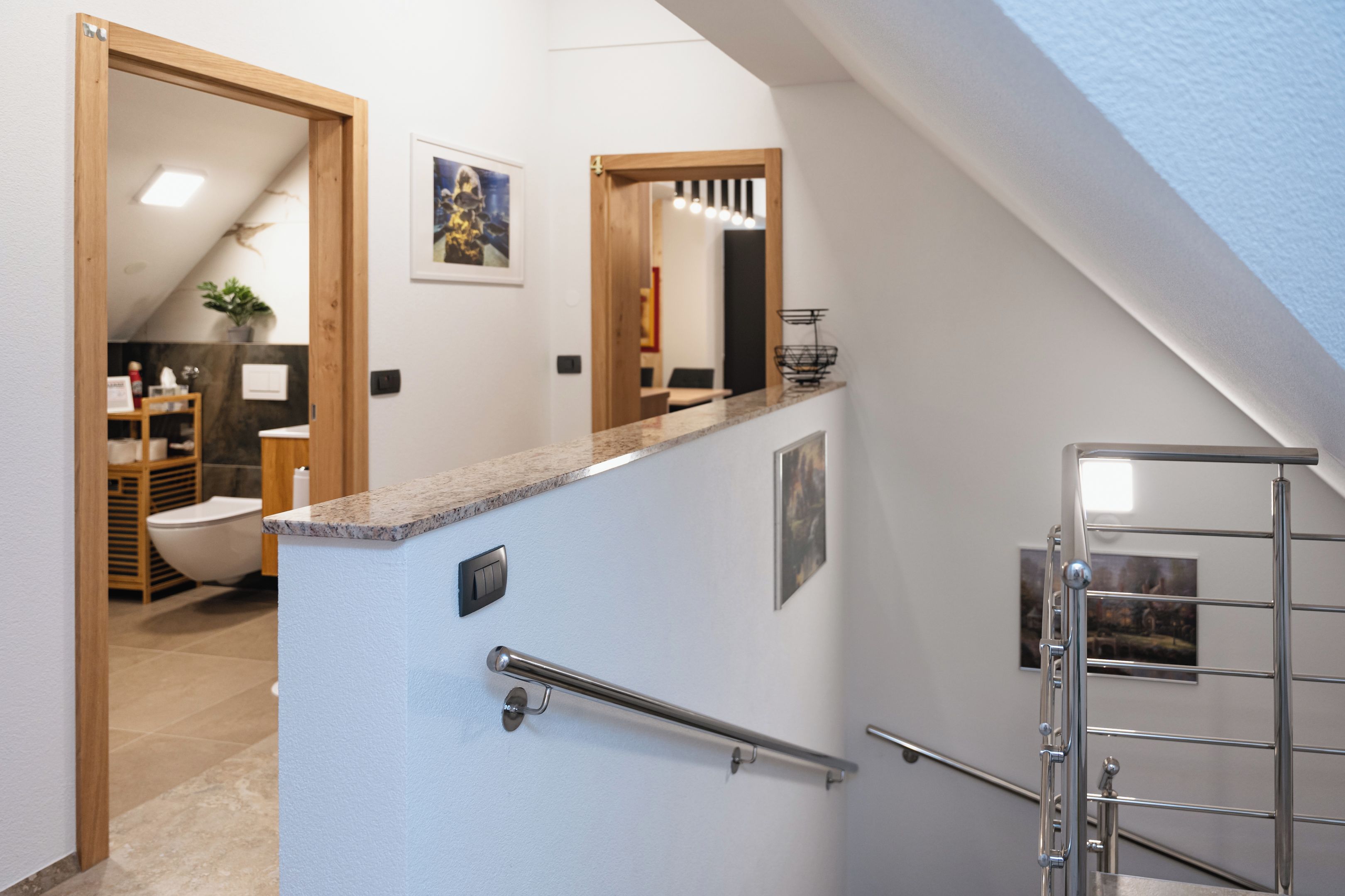 Une salle de bain moderne équipée de toilettes, d’un lavabo et d’une zone douche.