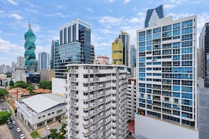 Eine moderne Skyline mit Hochhäusern, darunter ein markanter, spiralförmiger Turm und ein Gebäude mit einer rasterartigen Fassade.