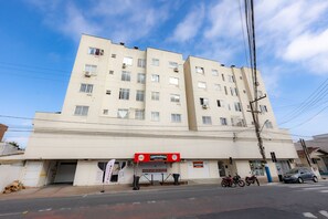A multi-story building with a sign for 'Conveniencia' on the ground floor. - Apto c Churrasqueira e Garagem - Jardim Iate Clube (Balneário Camboriú)