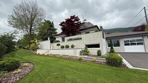Ein modernes, zweistöckiges Haus mit gepflegtem Rasen, Garage und Auffahrt.