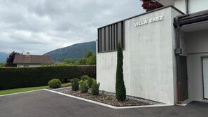 A modern building with a sign reading 'VILLA EREZ' and a well-maintained garden with hedges and shrubs. - Family home on Lake Annecy   (Saint-Jorioz)