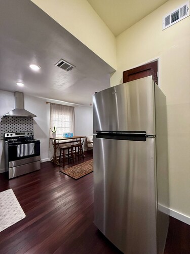 Peaceful 1-bedroom studio with AC in charming Navasota