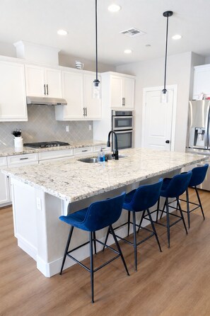 Private kitchen - Spacious 4-bedroom house in peaceful Bakersfield (Bakersfield)