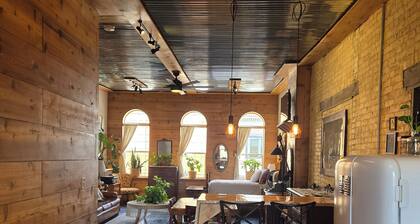 The Ernest Inn - Downtown River View + Private Deck