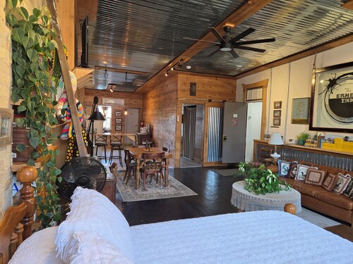 The Ernest Inn - Downtown River View + Private Deck