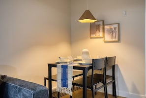 Dining - Welcome to Sapphire Inn which is 13  minutes from YYC Calgary Airport (Calgary)