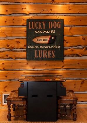 Een houten wand met een bord waarop staat 'Lucky Dog Handmade Lures' al sinds 1946.