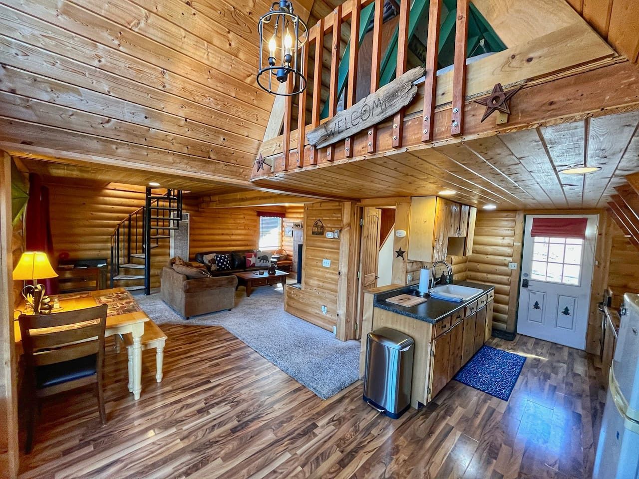 L’intérieur d’une cabane en rondins comprend un coin repas, une cuisine et un salon.