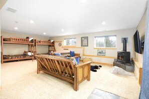 Una habitación acogedora con literas, chimenea y televisión.