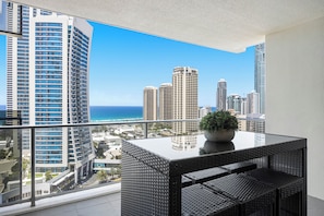 Varanda com vista para o oceano e edifícios altos.