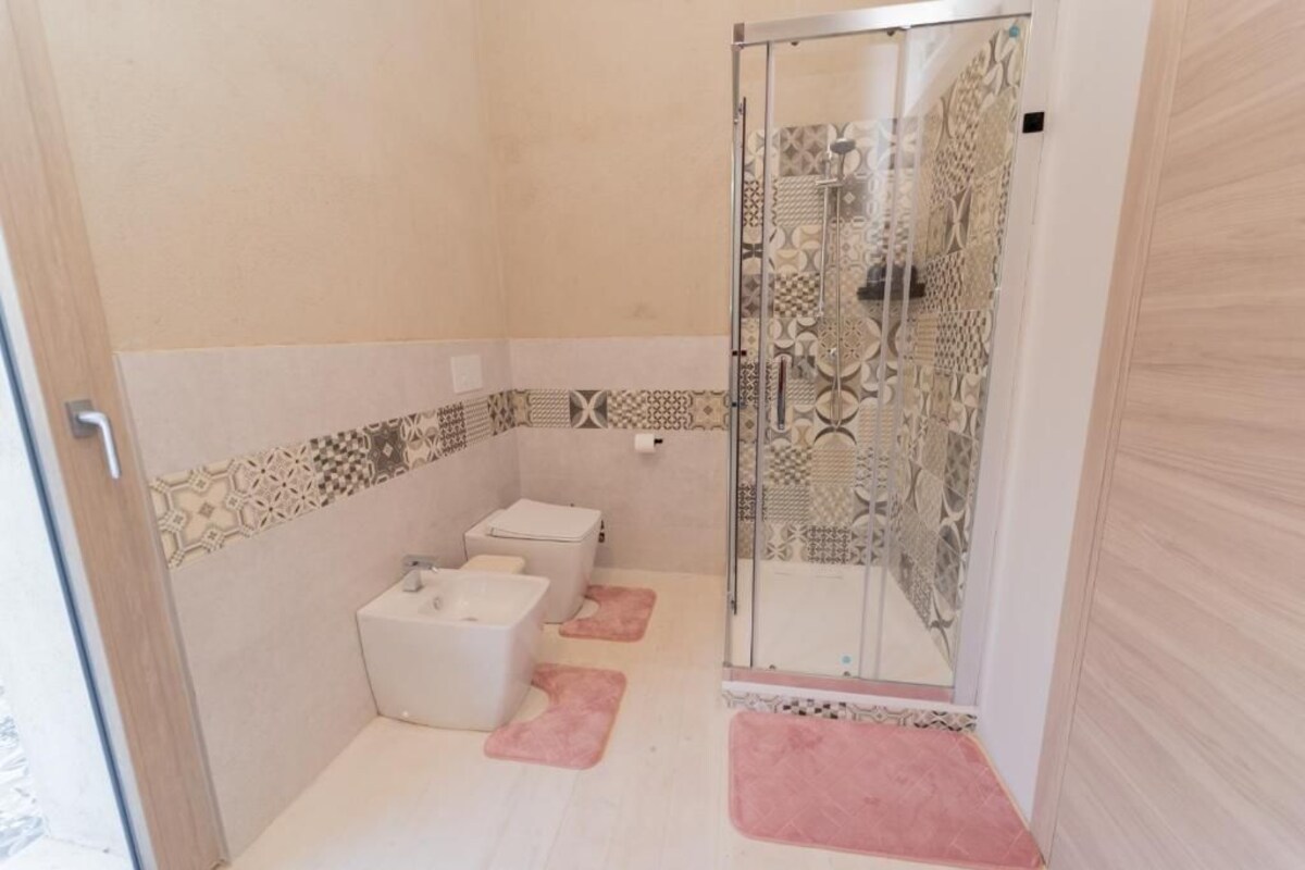 Kamar Double Comfort, balkon, pemandangan kebun | Kamar mandi | Shower, pengering rambut, sandal, dan handuk