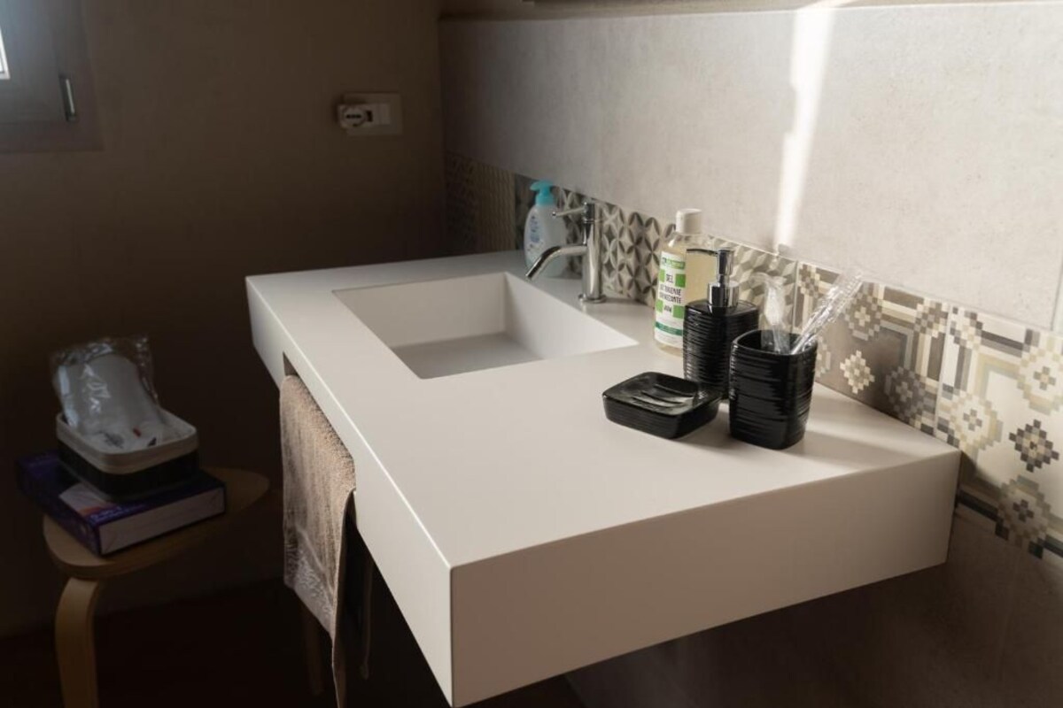 Kamar Double Comfort, balkon, pemandangan kebun | Kamar mandi | Shower, pengering rambut, sandal, dan handuk