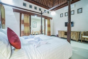 A bedroom with a four-poster bed, a wooden ceiling, a small table, and a cabinet. - Quiet Balinese Stay in Ubud (Gianyar)