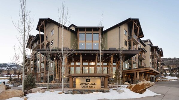 Un edificio a più piani con un'insegna che riporta "Wyndham Park City".