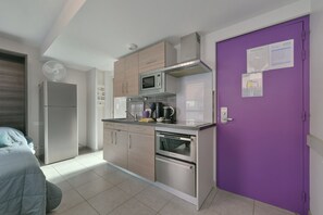 A compact kitchen with a microwave, stove, and refrigerator. - Le Lilas - Petfriendly - Jacuzzi, sauna (La Ferrière-aux-Étangs)