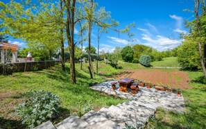 A garden with a stone pathway leading to a seating area with planters. - Casa St. Domenica your peaceful holiday retreat (Vrećari)