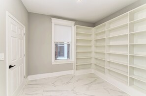 A corner room with a white door, a window with blinds, and a built-in shelving unit. - The Euclid House Stylish 6BR By UChicago, Obama Presidential Center & Lakefront (Chicago)