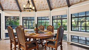 A dining room with a round table, six chairs, and a chandelier. - Palm Manor by Avantstay Historic Home + Private Pool Pergola Dining + Lawn Mins to Downtown (Phoenix)