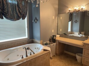 Unclassified image, 4 of 32, button - Waterfront escape! Fish, Relax, Repeat.Pet friendly, popular for Muskie fishing. (Lakeshore)
