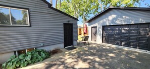 Eine Garage mit einer schwarzen Tür und einem Garagentor.