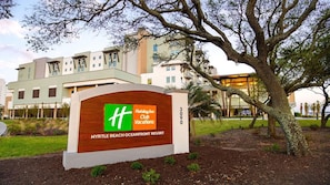 A Holiday Inn Club Vacations sign at Myrtle Beach Oceanfront Resort. - Spacious 2BR Villa at Myrtle Beach Oceanfront – Full Kitchen & Resort Fun (Myrtle Beach)
