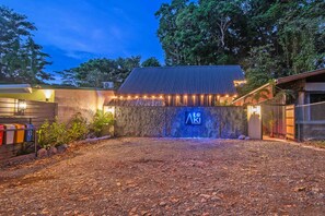 A building with a thatched roof and a sign reading 'Le Aki Village'. - Aloki Wim 4 – A pasos de la Playa (Playa Chiquita)