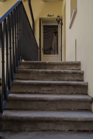 A staircase with a black railing leading to a door marked 'App 6'. - NEW! Urban Wine Studio Apt con terrazzo (Gorizia)