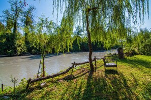 A riverside park with a bench and willow trees. - Kedimore - Red Apartment (Verona)