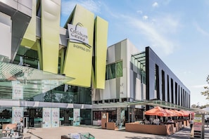Un centro comercial moderno con un llamativo letrero que dice 'Cockburn Gateway'.