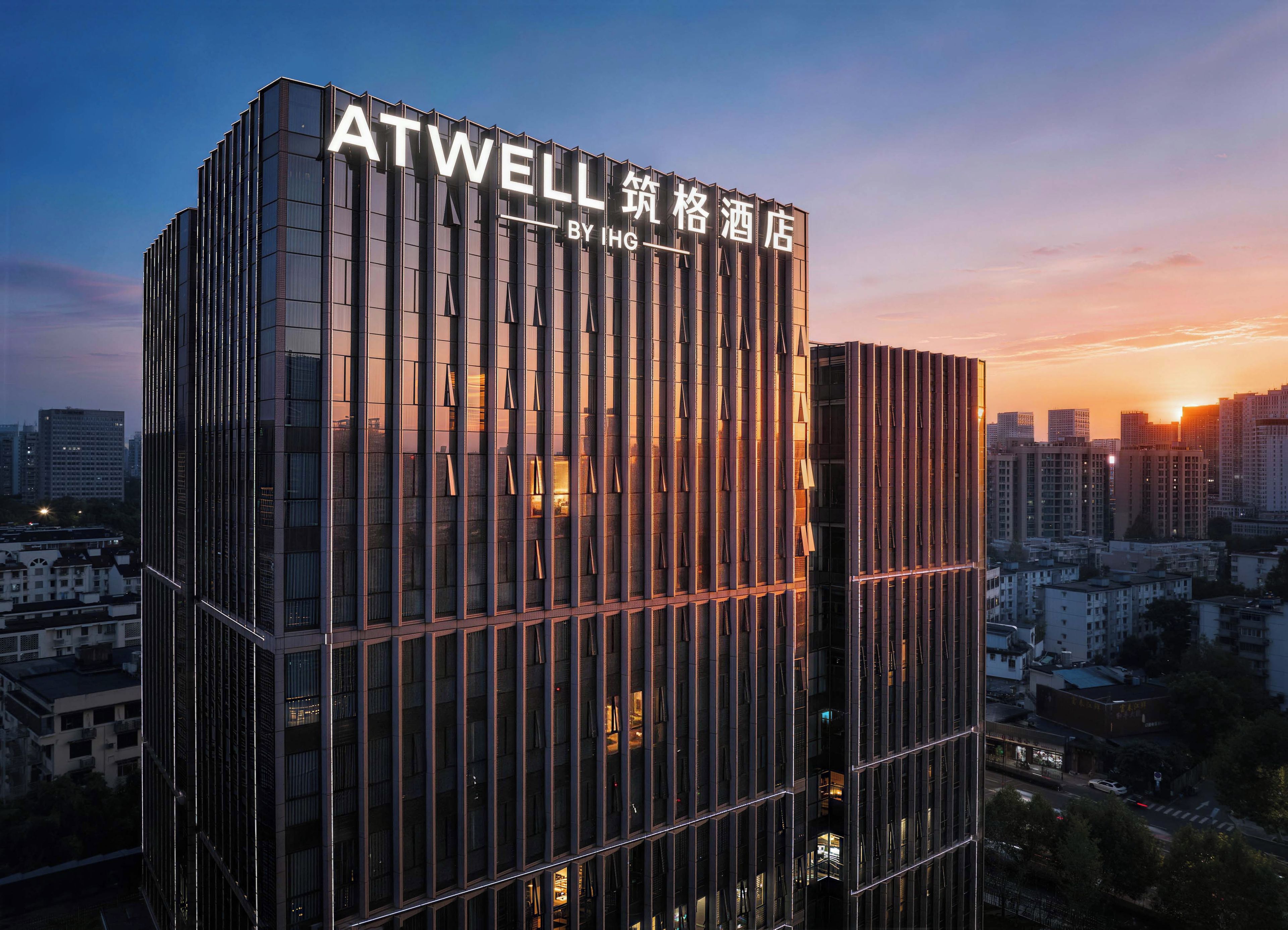Un immeuble moderne de grande hauteur sur lequel le nom « ATWELL » est clairement affiché.