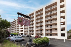 A multi-story parking garage with a sign for Railua Village. - Kailua Village#609 High Floor, Heart of Downtown! (Kailua-Kona)