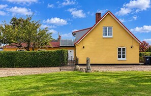 A yellow house with a red roof, a white door, and a small window. - 3 bedroom beautiful home in Broager (Broager)