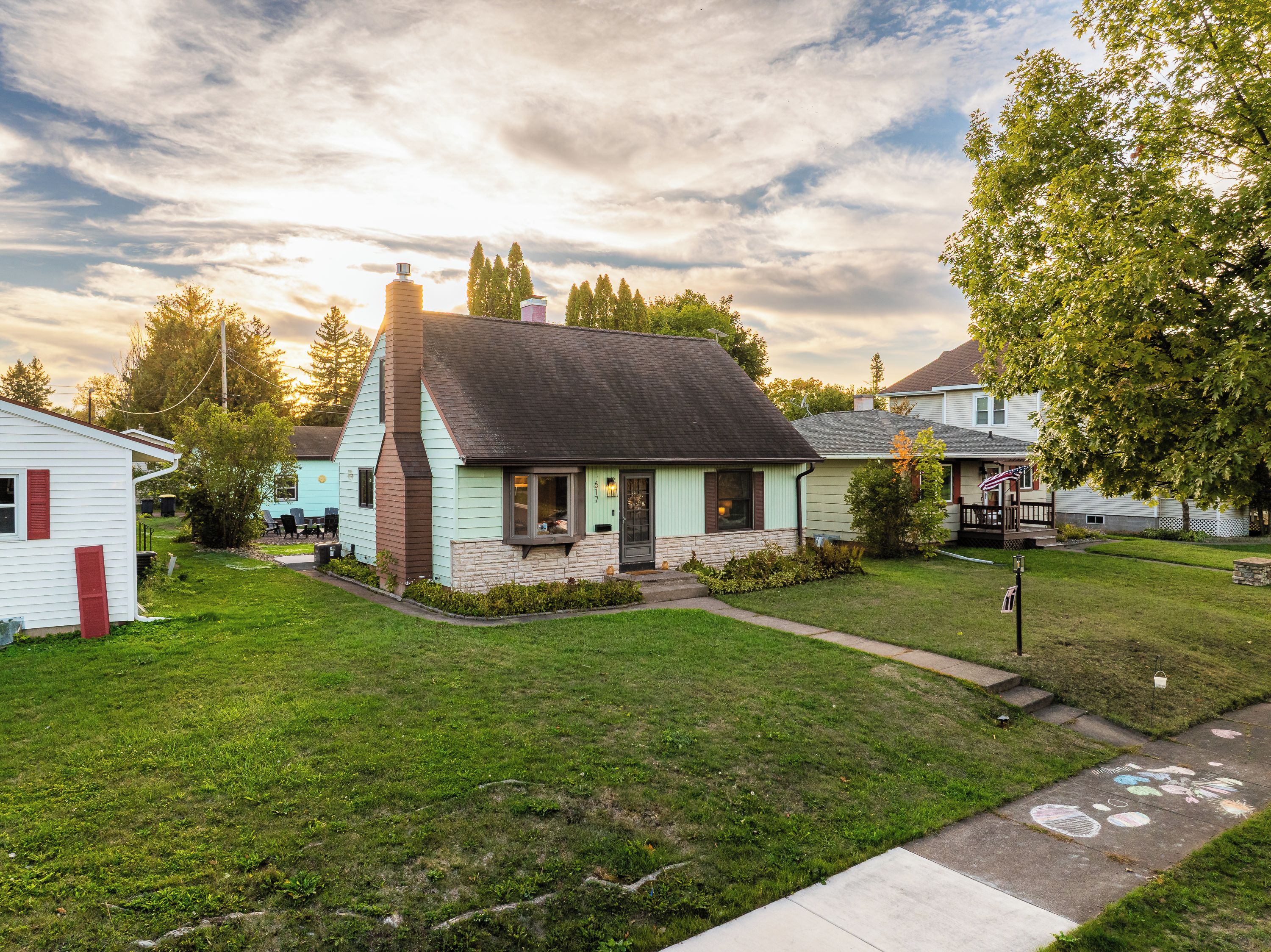 Charming cottage with a spacious yard in a quiet neighborhood