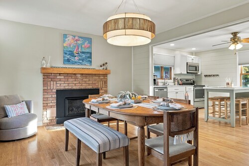 2BR Lake Superior Stay | Hot Tub + Walk Downtown