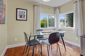 Unclassified image, 3 of 15, button - Modern & Hip Artsy Oasis! Walk To Train, Restaurants and Shops! (Seattle)