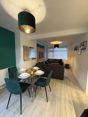 A modern living space with a dining area, a sofa, and a window with blinds. - Contractor Stay, Sleeps 5, Parking, WiFi, Halton (Halton)