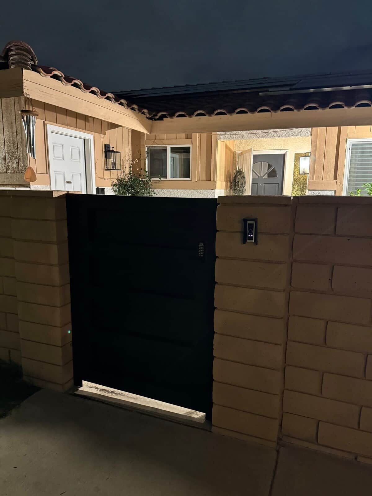 Il s’agit d’une propriété résidentielle fermée par un portail, dotée d’un garage à porte fermée, d’un mur en briques et d’un toit recouvert de tuiles.