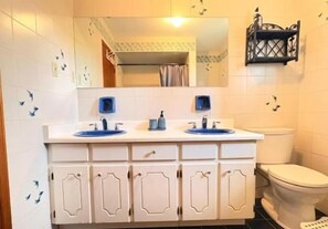 Bathroom - Spacious 2-Bed Room with Private Bathroom (Toronto)