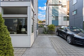 Ein modernes Wohngebäude mit einem Auto auf der Auffahrt.
