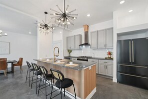 Unclassified image, 4 of 11, button - Modern 3BR Condo - Retreat in the heart of Dallas (Dallas)
