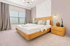 Un dormitorio moderno con una cama de madera, una mesita de noche y un aplique de pared.