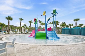 Un parc aquatique avec des toboggans et une piscine.