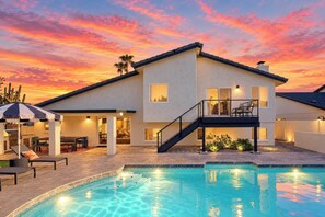 A modern house with a swimming pool, a covered patio, and a staircase leading to a balcony. - Sundance - Private Pool - Mins to Kierland Commons (Scottsdale)