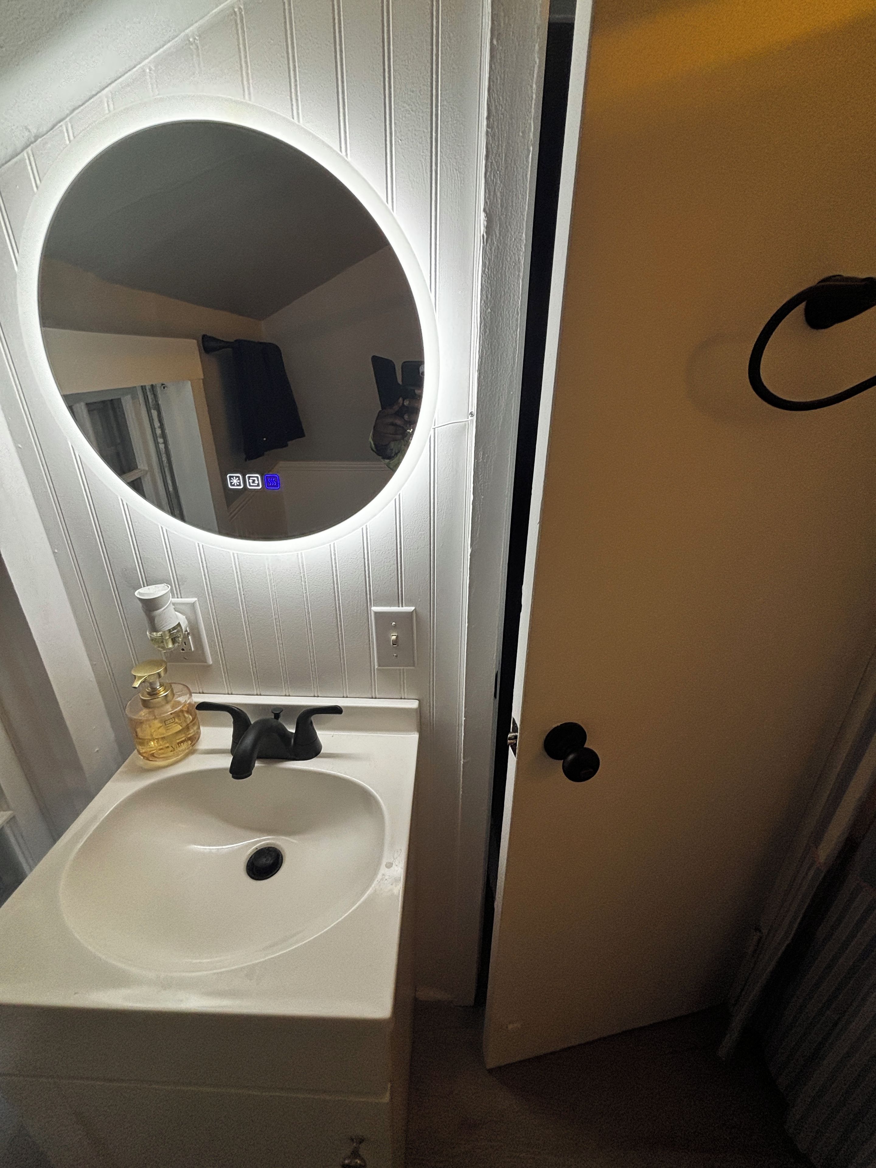 Sink and mirror 