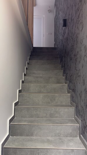 Una escalera de diseño moderno que lleva a una puerta en la parte superior.