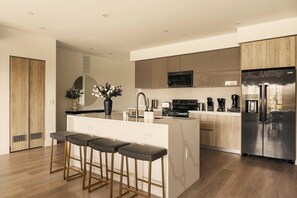 Unclassified image, 3 of 45, button - Gem Coastal - Ocean-View Luxury in the Heart of Santa Monica (Santa Monica)